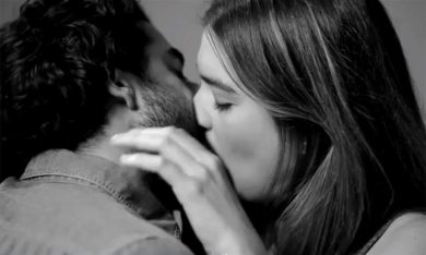 First Kiss, il primo (bellissimo) bacio tra sconosciuti – Video