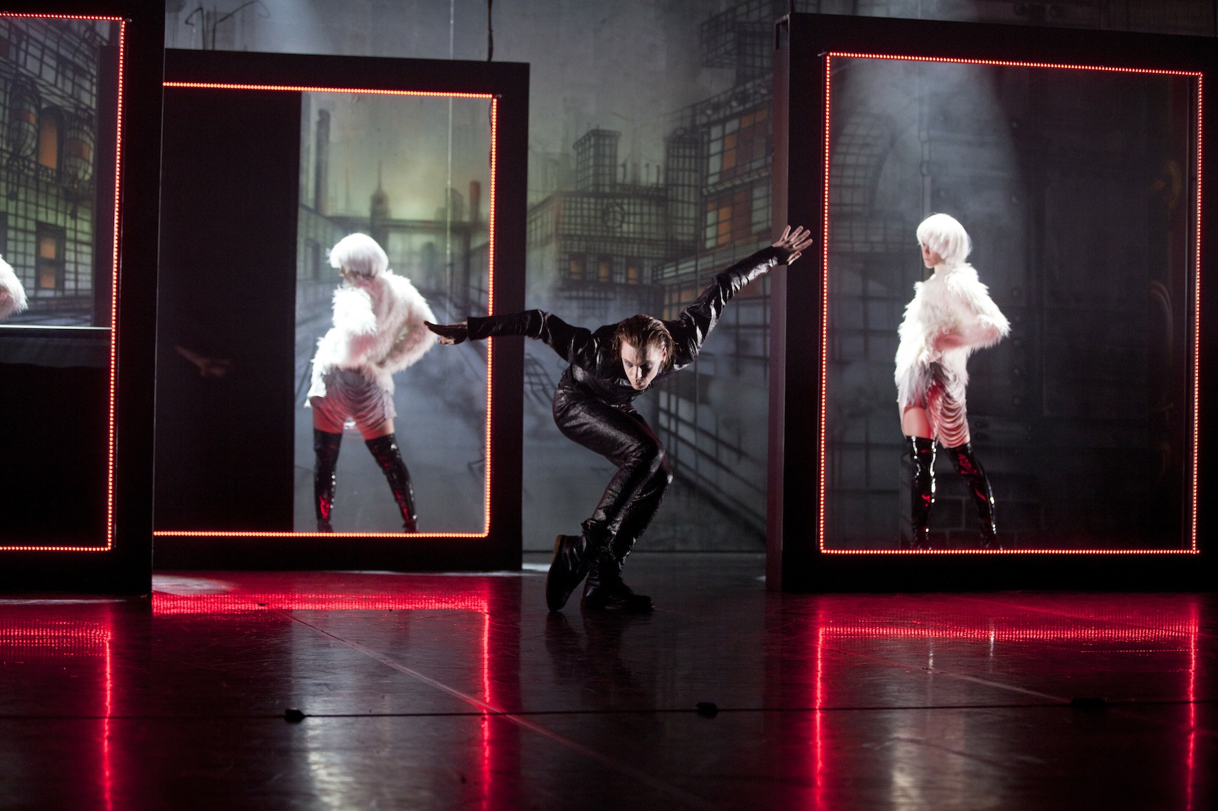 Swan Lake Reloaded, e il balletto diventa fetish Swan Lake Reloaded, e il balletto diventa fetish