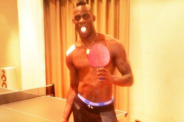 Balotelli e il ping pong: “Pensate io sia stupido? Sfigati…” Balotelli e il ping pong: “Pensate io sia stupido? Sfigati…”
