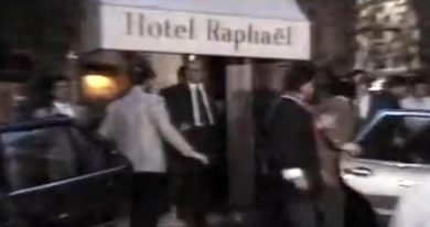 21 dopo il Raphael, i nuovi tiratori di «monetine» contro Berlusconi