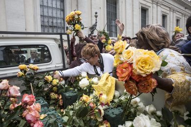 Assalto alle “rose dei Papi” e altre foto del giorno, 28.04.2014