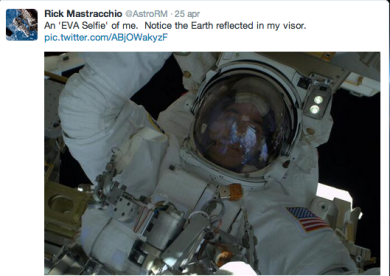 Selfie mania: ora l’autoscatto è spaziale