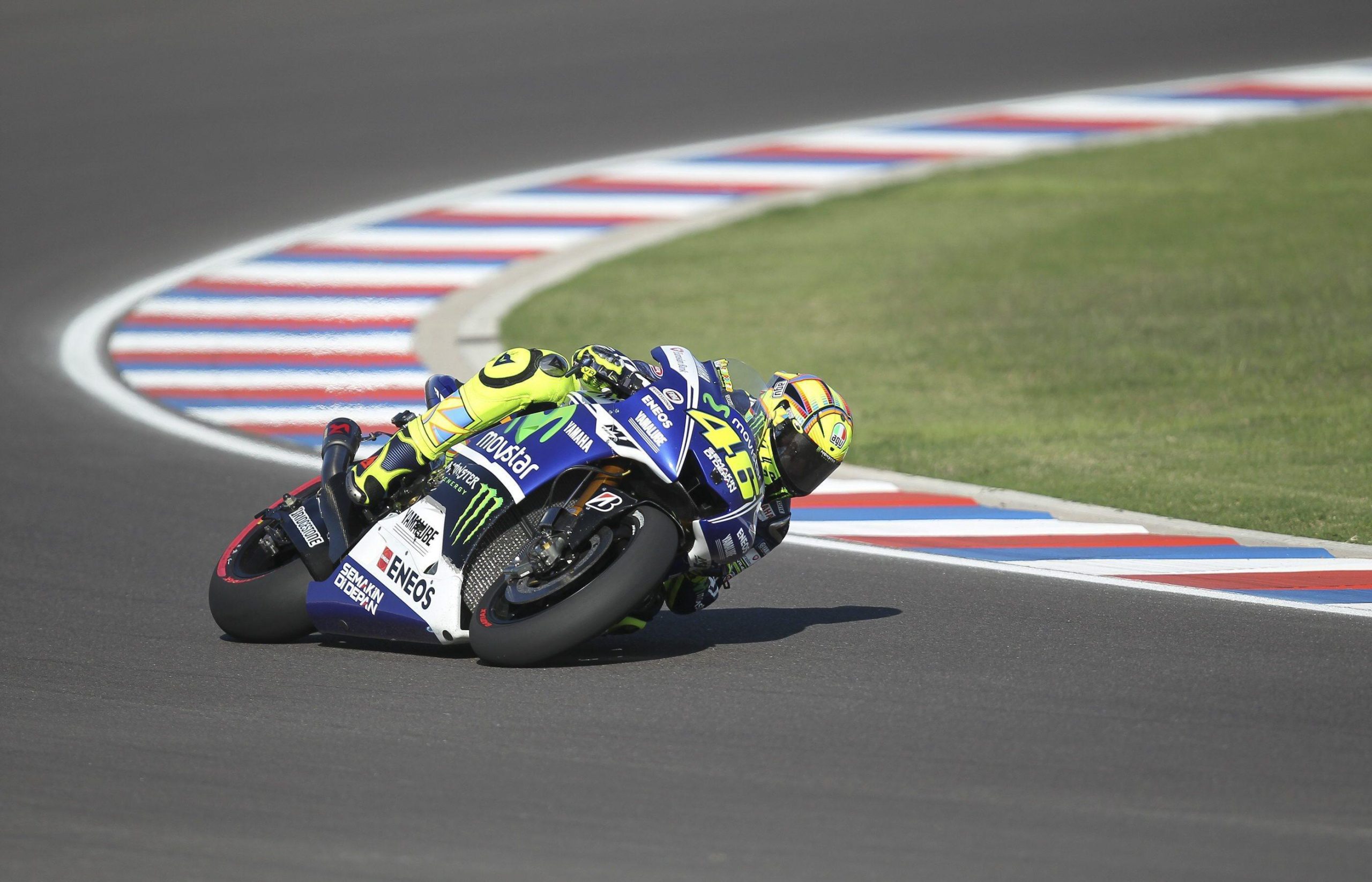 La doppia rimonta di Rossi vale il podio