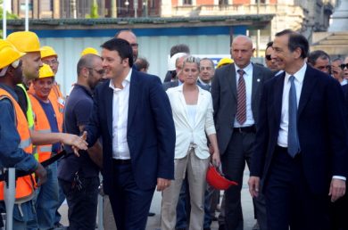 Tutti pro Renzi: la scomparsa dei ditini alzati