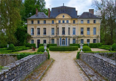 Catherine Deneuve vende il suo castello