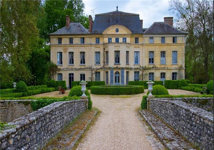 Catherine Deneuve vende il suo castello Catherine Deneuve vende il suo castello