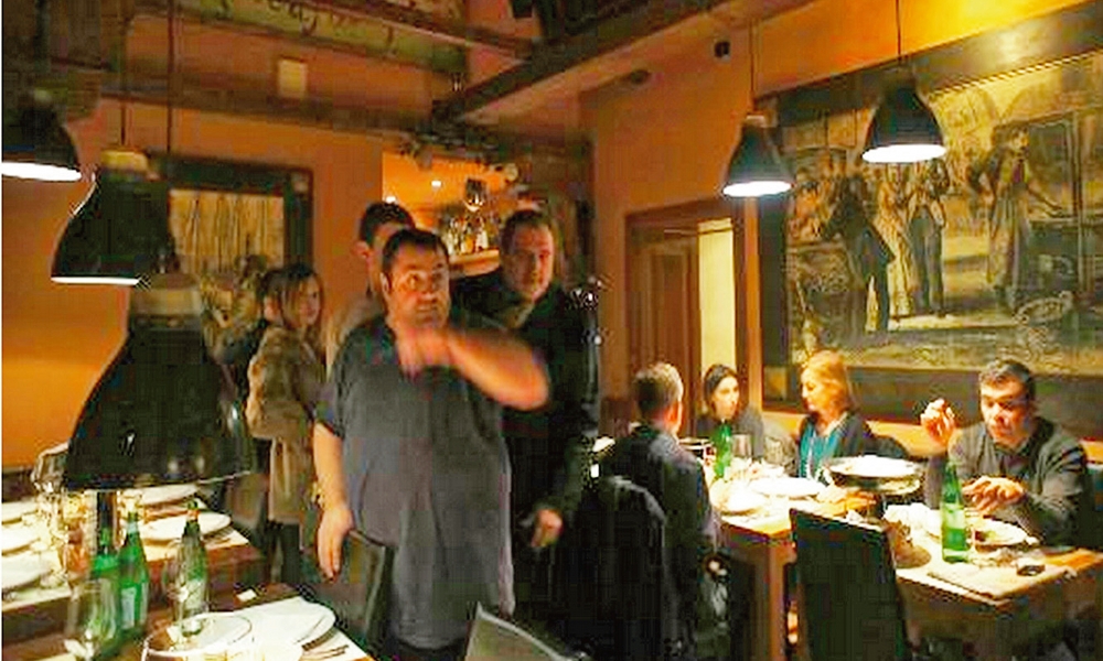 Tavoli, cimici e troppe parole