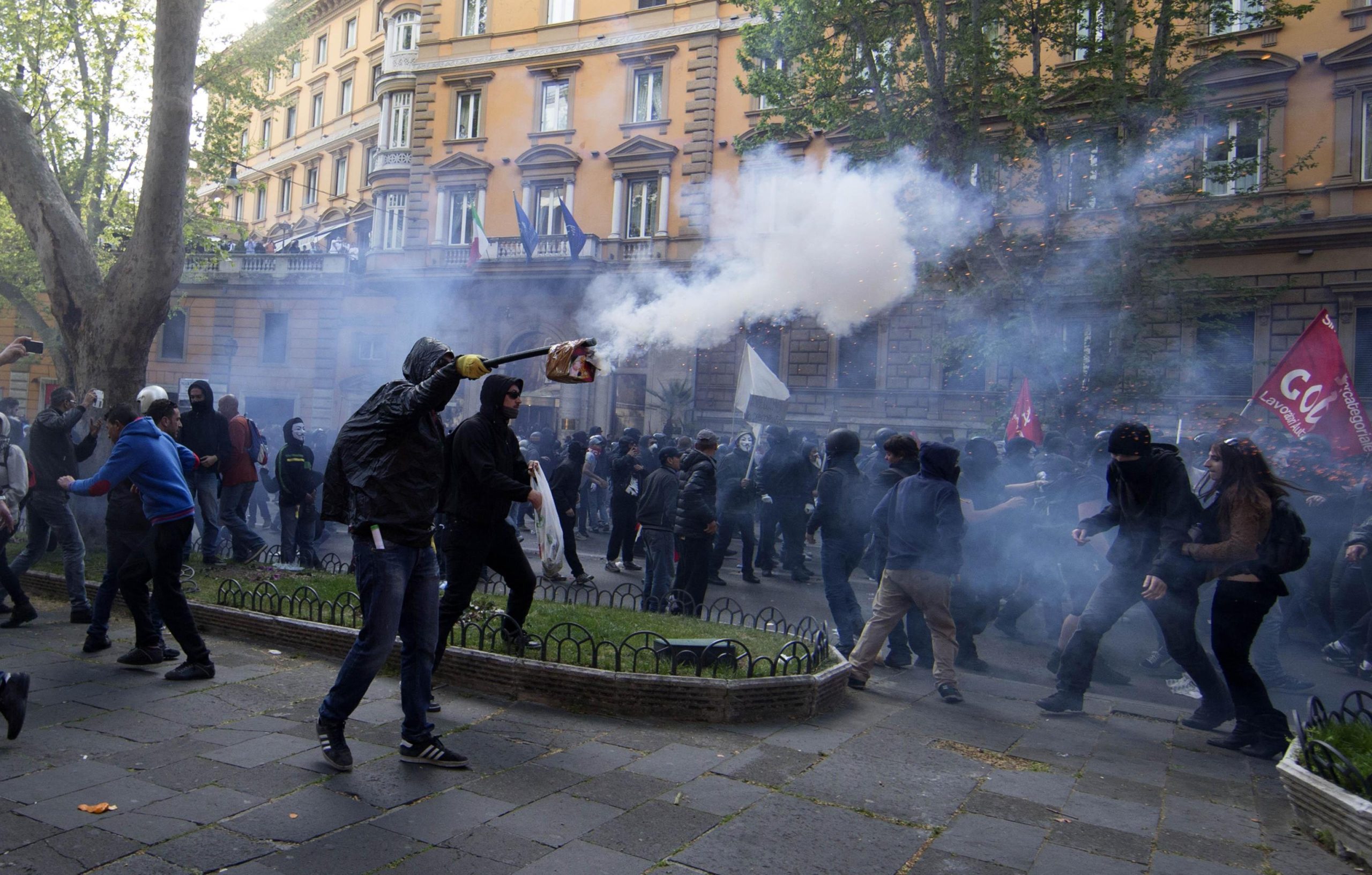 Scontri a Roma, 40 feriti, decine di antagonisti fermati, città blindata