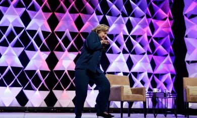 Una scarpa contro Hillary Clinton