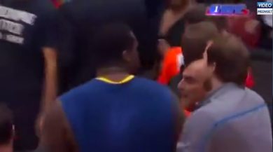 Schortsanitis perde la testa e carica il pubblico