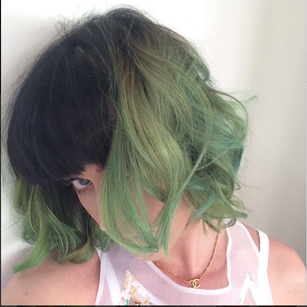 Katy Perry cambia look, ma sbaglia la tinta Katy Perry cambia look, ma sbaglia la tinta