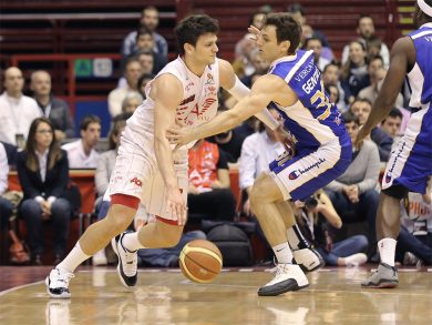 Milano batte Cantù e punta al record di Varese