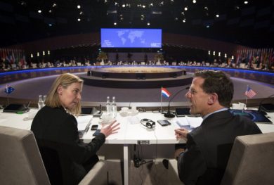 Mogherini, alla Nato non chiediamo una poltrona per l’Italia