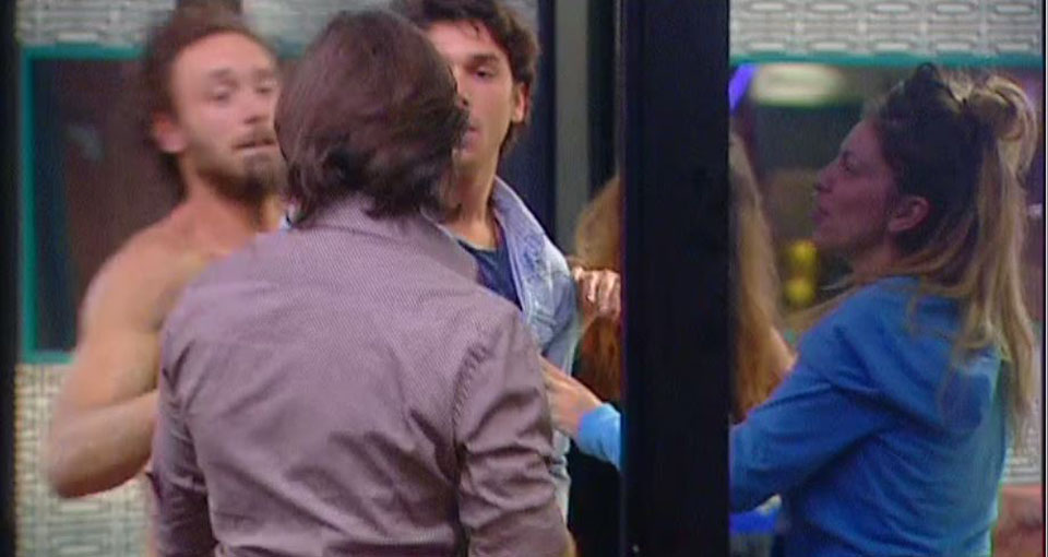 Grande Fratello 13, rissa sfiorata tra Andrea e Mirco Grande Fratello 13, rissa sfiorata tra Andrea e Mirco