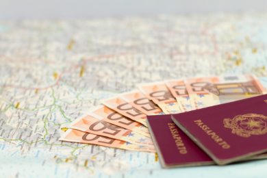 Raddoppia la tassa sui passaporti