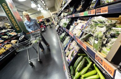 Consumatori, indice di fiducia ai massimi dal 2010