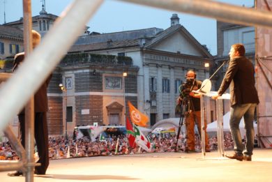 Renzi in Piazza del Popolo con il fantasma di Grillo