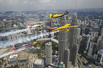 Gli assi del volo sfrecciano tra le Petronas Twin Towers