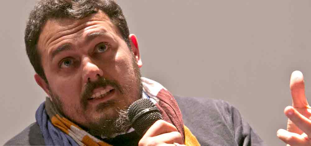 Consigliere comunale di giorno, cameriere di notte