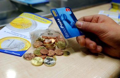 Poste Italiane, tra buoni fruttiferi, polizze e privatizzazione