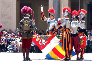 Il giuramento delle Guardie svizzere e altre foto del giorno, 06.05.2014