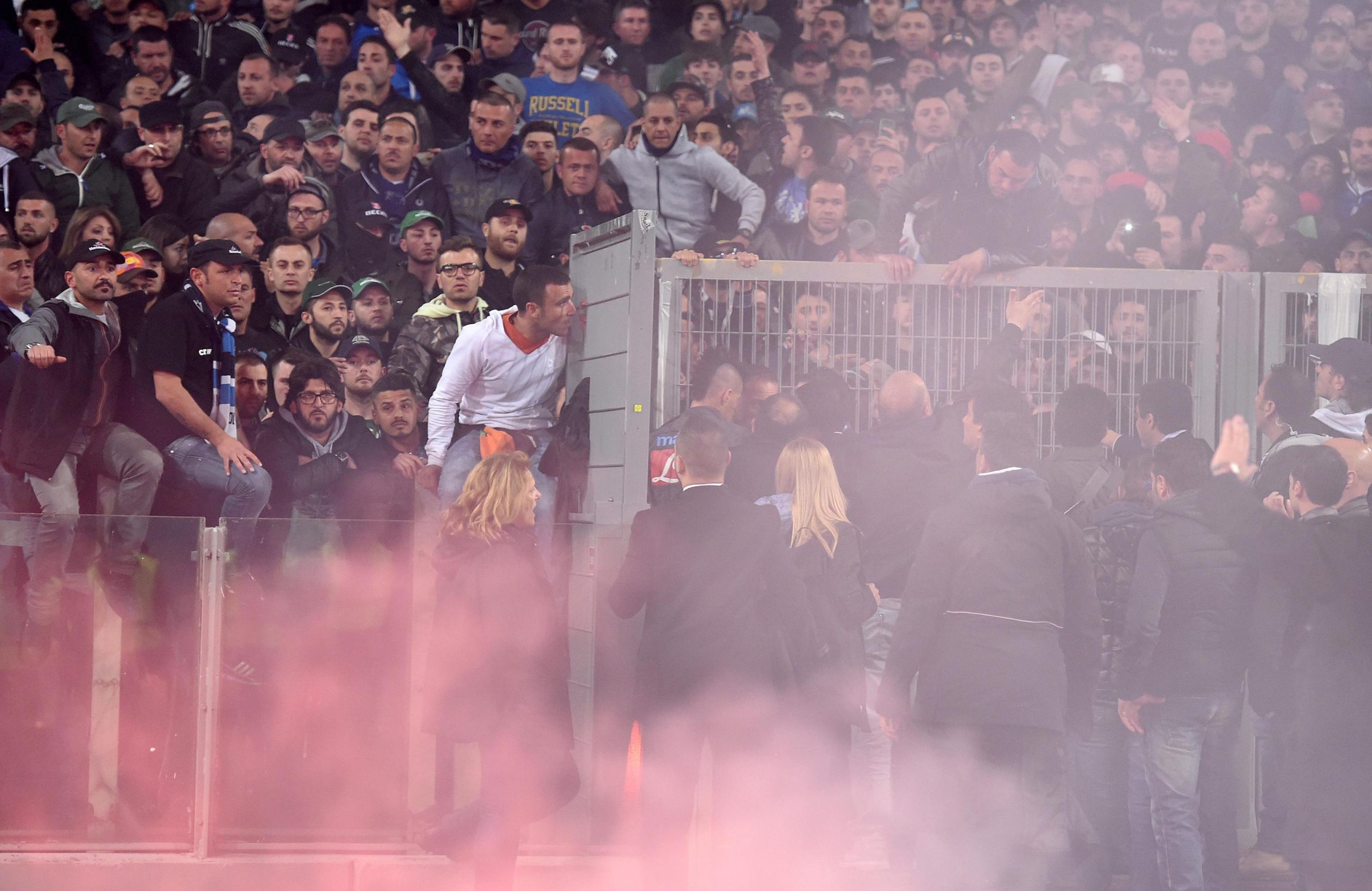 “Ecco come funziona in curva, fuori e dentro lo stadio” “Ecco come funziona in curva, fuori e dentro lo stadio”