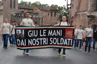 Il manifesto-sfottò contro i marò? Il no comment della compagna di Latorre