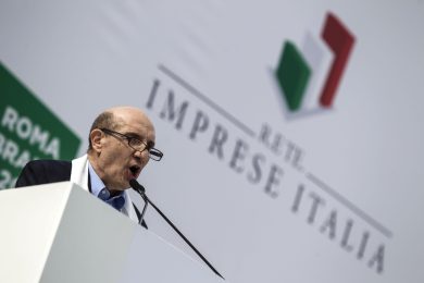 Consumi, ancora un trimestre negativo