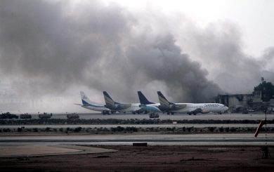 L’attacco all’aeroporto di Karachi e altre foto del giorno, 09.06.2014