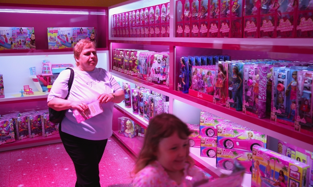 Le femmine giocano con le bambole, i maschi con i robot. O no?