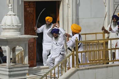 Scontri nel tempio sikh di Amritsar e altre foto del giorno, 06.06.2014