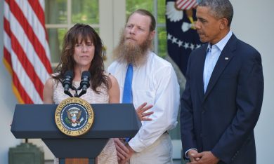 Afghanistan: il prigioniero americano torna a casa e i talebani fanno festa