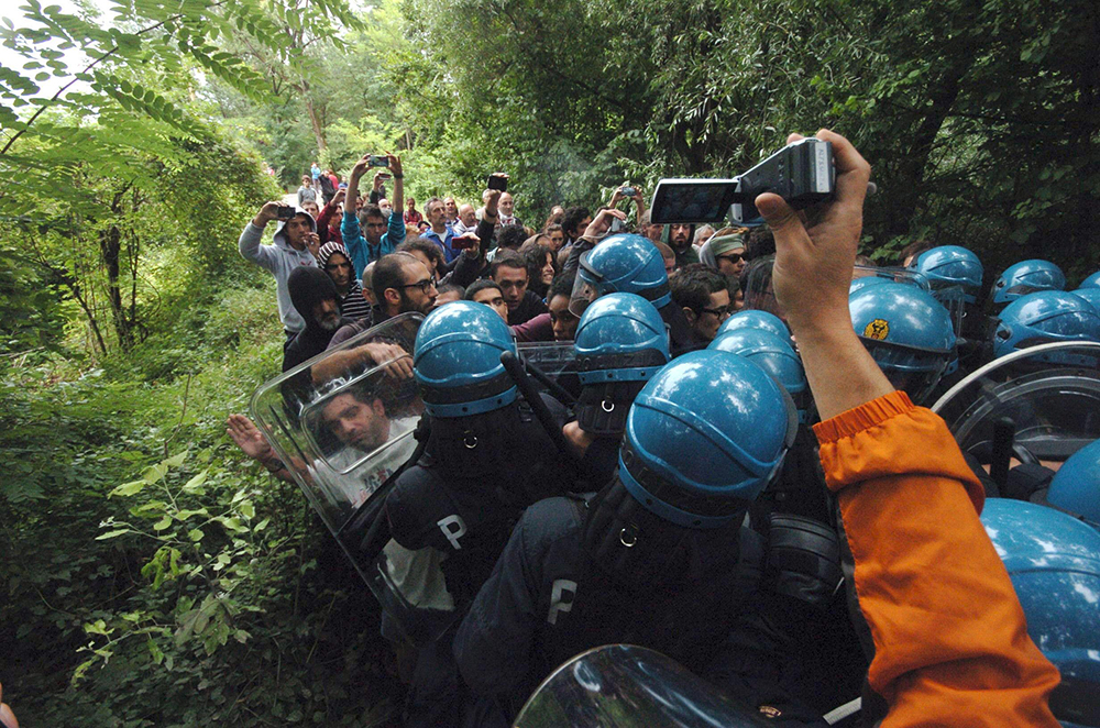 Scontri No Tav-polizia e altre foto del giorno, 30.07.2014 Scontri No Tav-polizia e altre foto del giorno, 30.07.2014