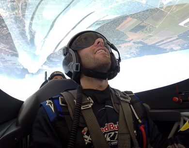 Io, a testa in giù, sull’aereo acrobatico del Red Bull Air Race