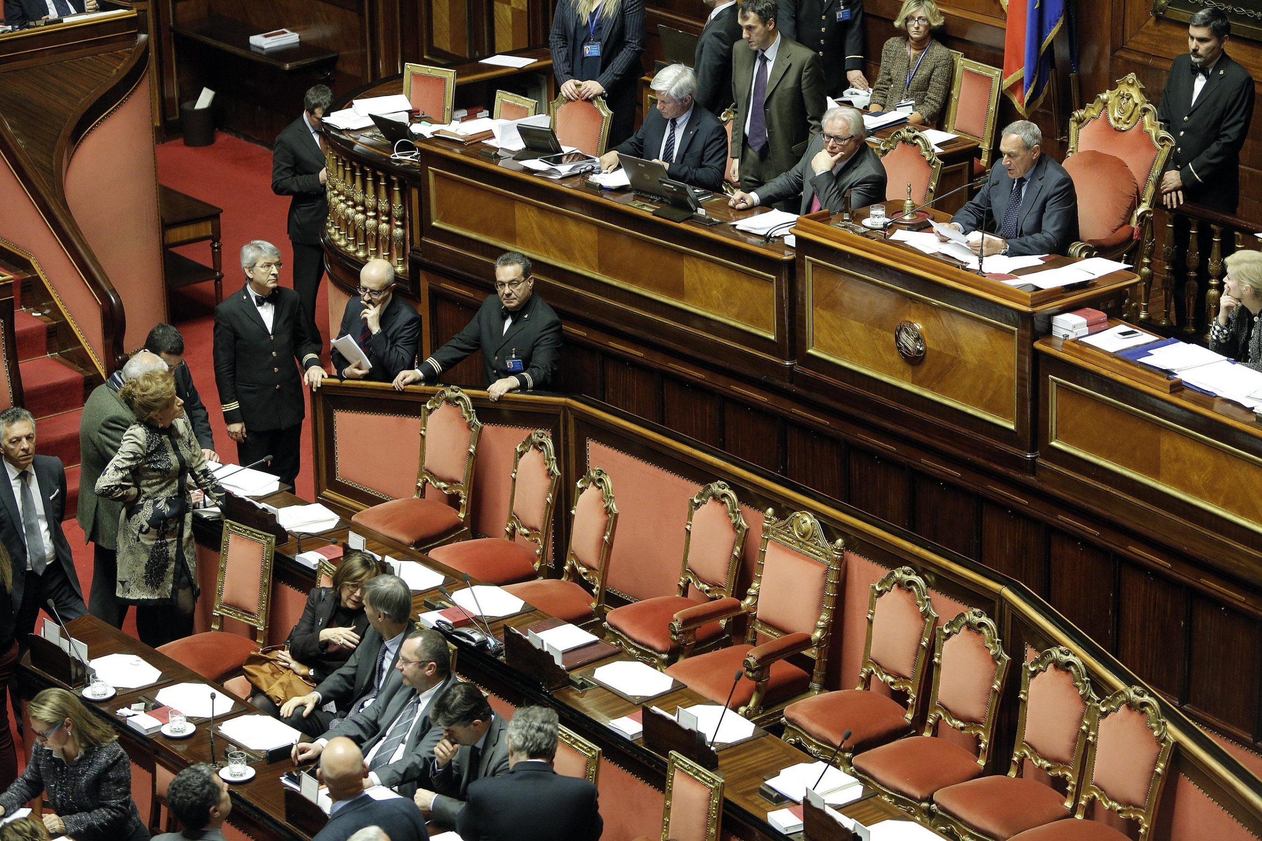 La scure di Renzi sul Senato, ma ora il premier è in mano a FI