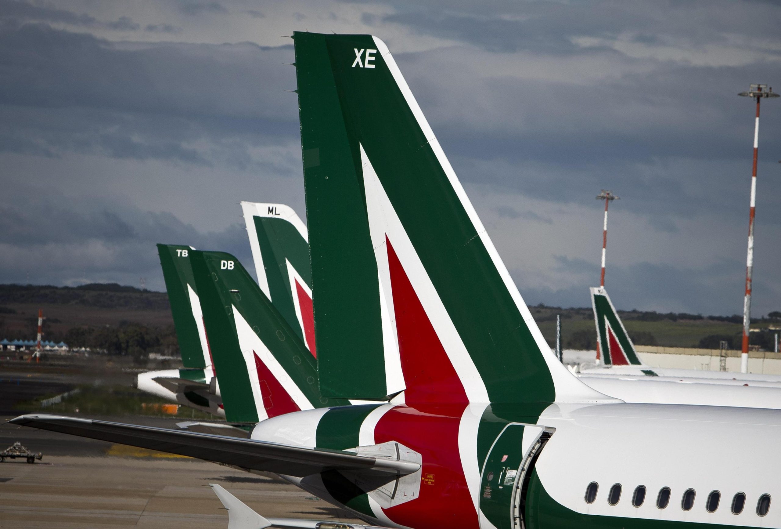 Alitalia, perché le Poste devono sempre aiutarla Alitalia, perché le Poste devono sempre aiutarla