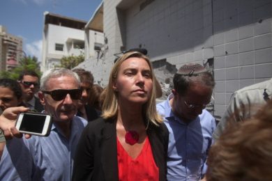 Chi vuole la testa di Federica Mogherini