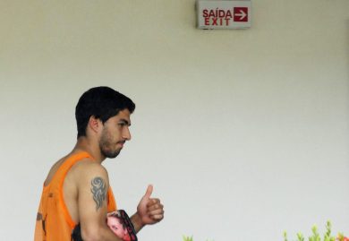 Le vacanze (strapagate) di Suarez: Barcellona contro la Fifa