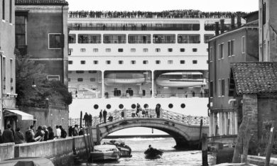 Mostri a Venezia: le grandi navi nelle foto di Berengo Gardin
