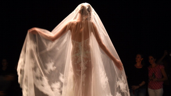 Offre 130 mila euro per una moglie “pura e naturale” Offre 130 mila euro per una moglie “pura e naturale”