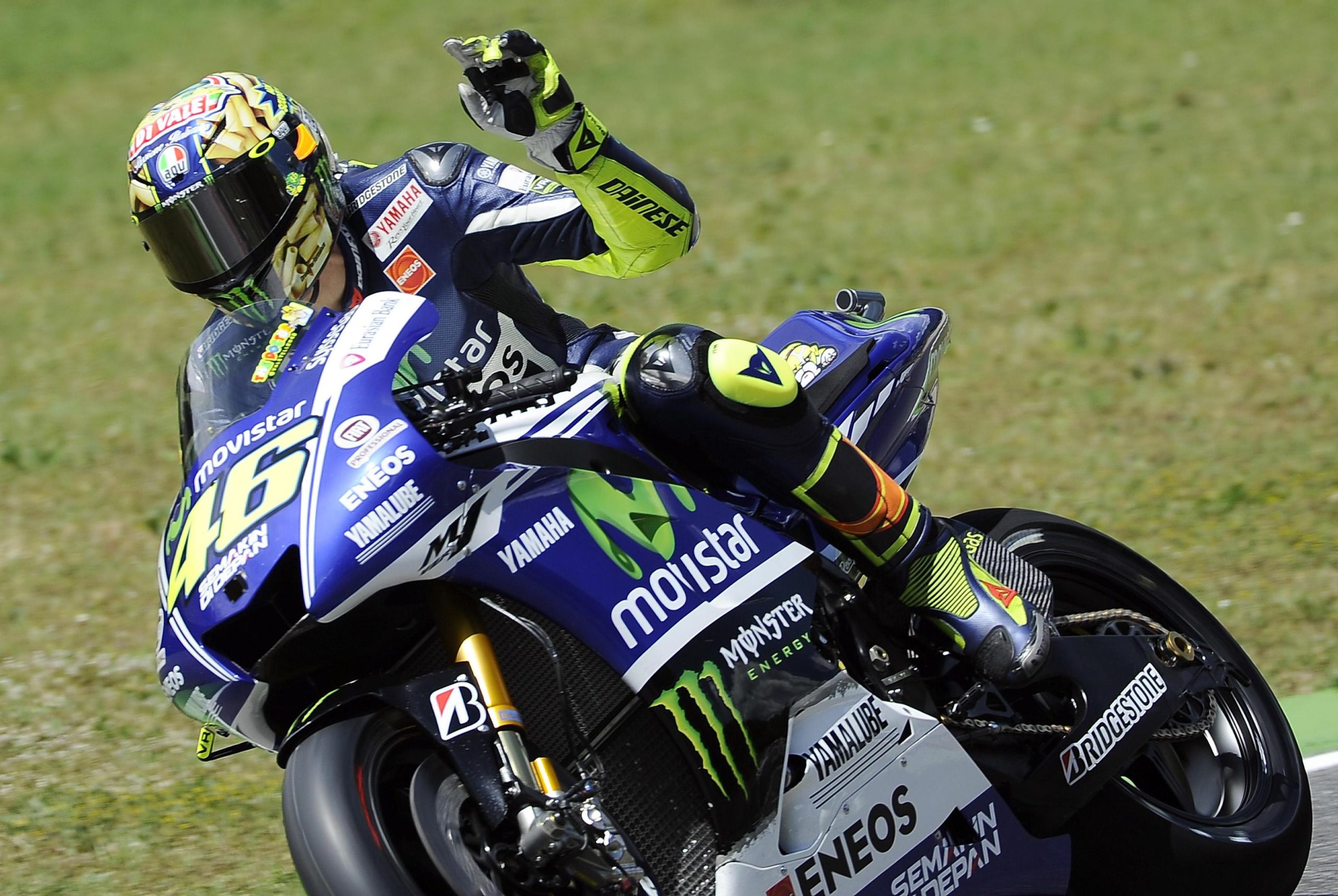 Valentino rinnova e i fan impazziscono su Facebook