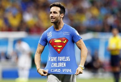 Invade il campo durante Belgio-Usa con la maglia ‘Ciro vive’