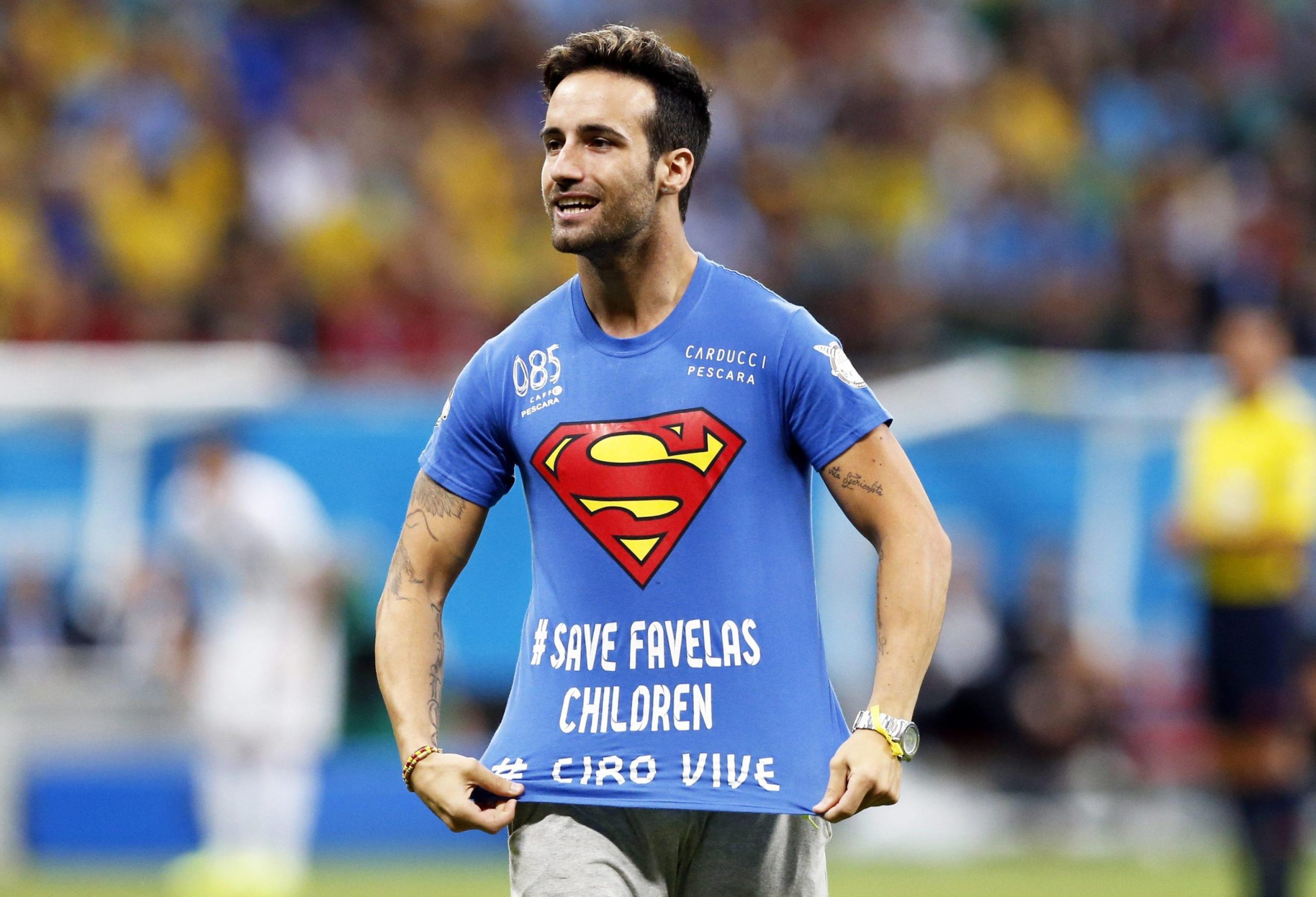 Invade il campo durante Belgio-Usa con la maglia ‘Ciro vive’