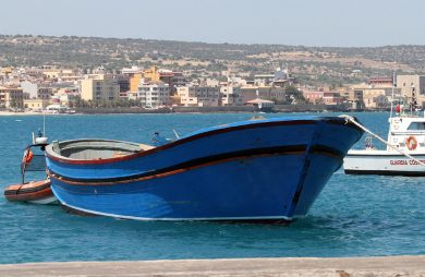 Il barcone della tragedia in mare e altre foto del giorno, 01.07.2014