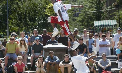 Manette per gli acrobati del metrò di New York