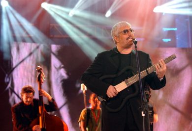 Pino Daniele suona “Nero a metà” all’Arena di Verona