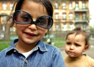 Ecco come postare le foto dei tuoi figli su Facebook (senza correre troppi rischi)