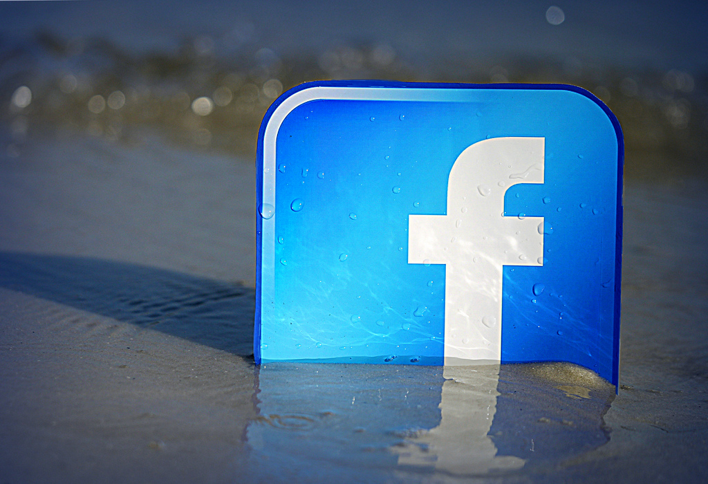 Facebook: lotta ai titoli ingannevoli
