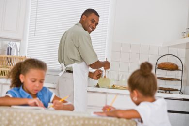 Vuoi una figlia in carriera? Lava i piatti