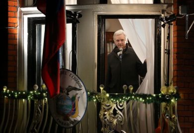 Assange si consegnerà alla polizia